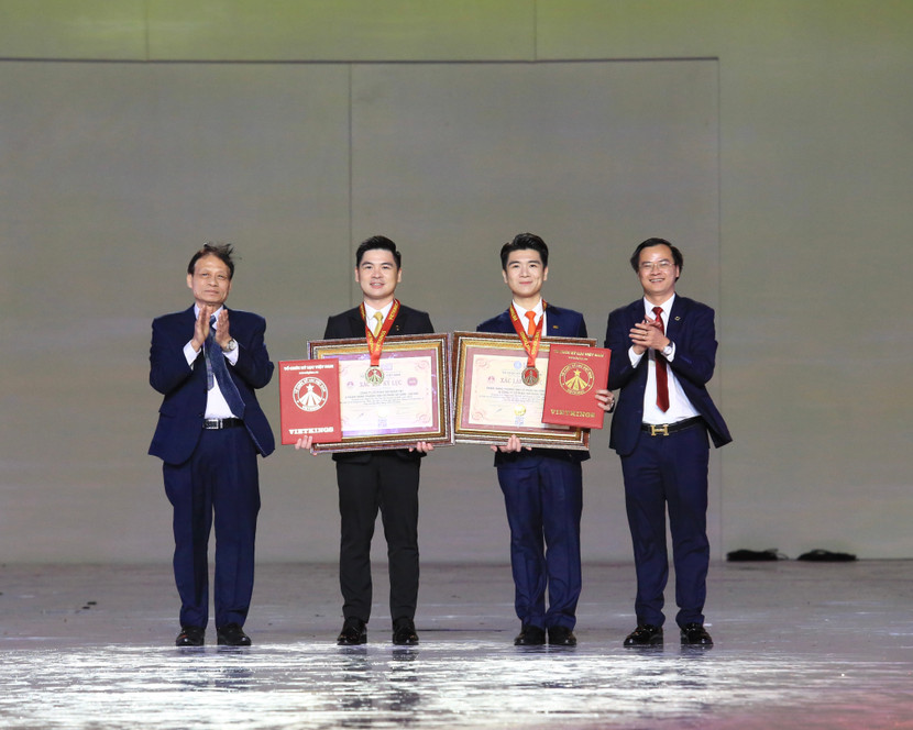 Với 15.000 người tham gia, nghi thức chào cờ, hát "Quốc ca" trong chương trình đã chính thức được xác nhận lập kỷ lục là sự kiện có số lượng cán bộ, nhân viên, đơn vị tham gia nghi thức chào cờ và hát Quốc ca đông nhất Việt Nam.