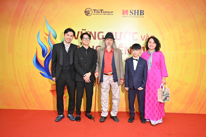 Các thành viên trong gia đình nhạc sĩ Văn Cao