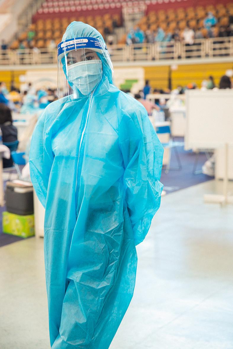 Hoa hậu Tiểu Vy trong bộ trang phục tình nguyện viên hỗ trợ công tác phòng chống dịch Covid-19