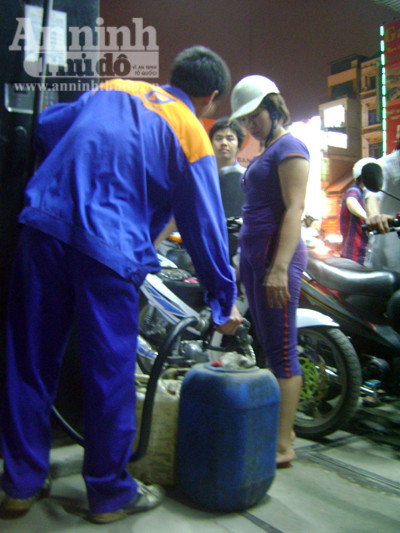 Nhốn nháo mua xăng giờ tăng giá lên 23.400 đồng/lít ảnh 9