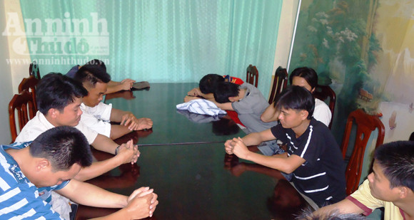 Bắt 12 nông dân trên chiếu bạc ảnh 1