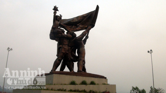Nhếch nhác tại tượng đài chiến thắng Điện Biên Phủ ảnh 1