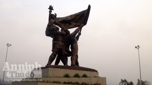 Nhếch nhác tại tượng đài chiến thắng Điện Biên Phủ ảnh 1