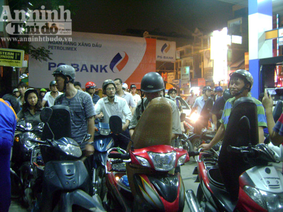 Nhốn nháo mua xăng giờ tăng giá lên 23.400 đồng/lít ảnh 11