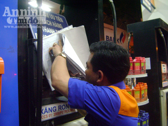 Nhốn nháo mua xăng giờ tăng giá lên 23.400 đồng/lít ảnh 14