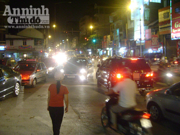 Nhốn nháo mua xăng giờ tăng giá lên 23.400 đồng/lít ảnh 7