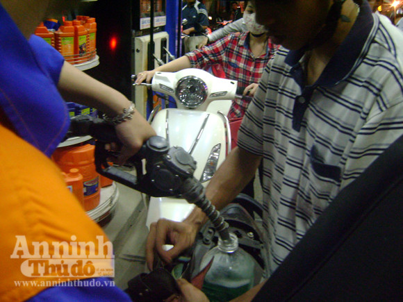 Nhốn nháo mua xăng giờ tăng giá lên 23.400 đồng/lít ảnh 10