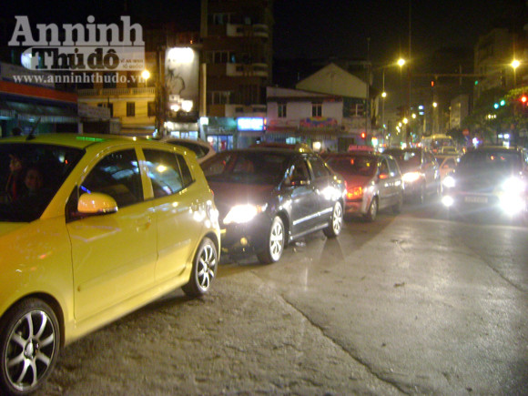 Nhốn nháo mua xăng giờ tăng giá lên 23.400 đồng/lít ảnh 6 Nhốn nháo mua xăng giờ tăng giá lên 23.400 đồng/lít ảnh 6