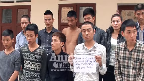 Bắt 11 đối tượng lắc trong quán karaoke ảnh 1