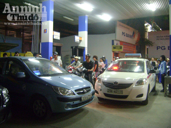 Nhốn nháo mua xăng giờ tăng giá lên 23.400 đồng/lít ảnh 8