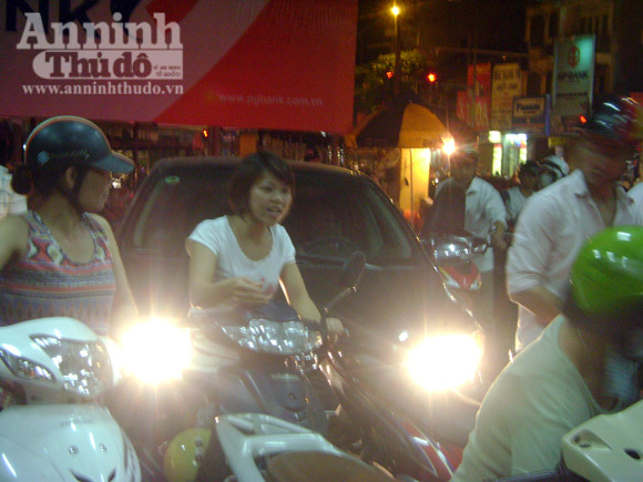 Nhốn nháo mua xăng giờ tăng giá lên 23.400 đồng/lít ảnh 12