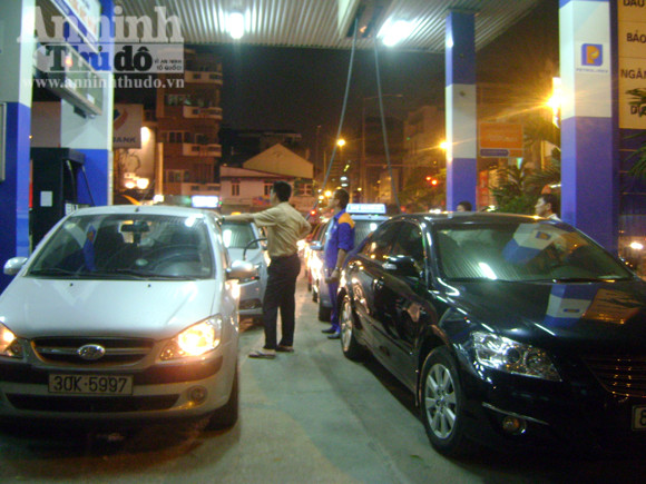 Nhốn nháo mua xăng giờ tăng giá lên 23.400 đồng/lít ảnh 4 Nhốn nháo mua xăng giờ tăng giá lên 23.400 đồng/lít ảnh 4
