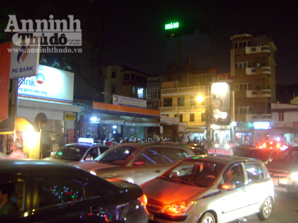 Nhốn nháo mua xăng giờ tăng giá lên 23.400 đồng/lít ảnh 5 Nhốn nháo mua xăng giờ tăng giá lên 23.400 đồng/lít ảnh 5