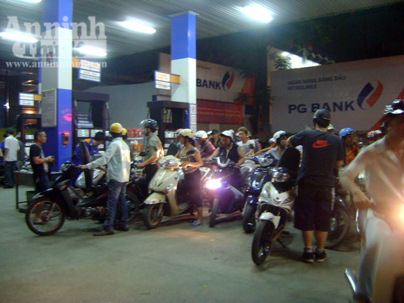 Nhốn nháo mua xăng giờ tăng giá lên 23.400 đồng/lít ảnh 1