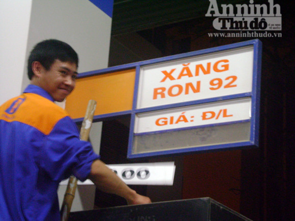 Nhốn nháo mua xăng giờ tăng giá lên 23.400 đồng/lít ảnh 15 Nhốn nháo mua xăng giờ tăng giá lên 23.400 đồng/lít ảnh 15