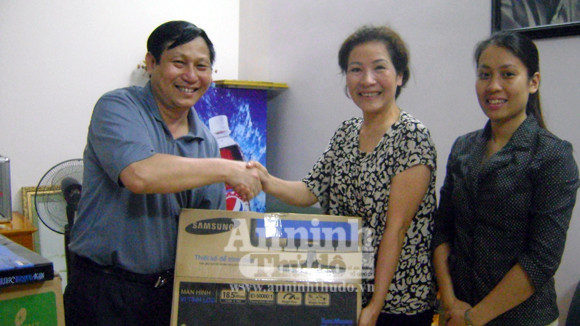 Tặng Ban công tác Phụ nữ CATP Hà Nội máy vi tính phục vụ công tác ảnh 1