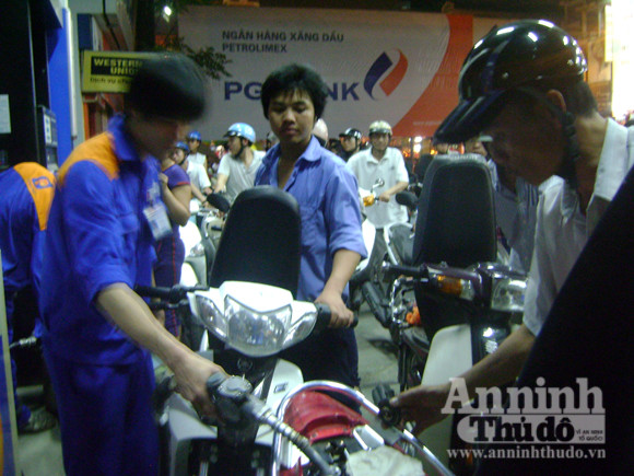 Nhốn nháo mua xăng giờ tăng giá lên 23.400 đồng/lít ảnh 19