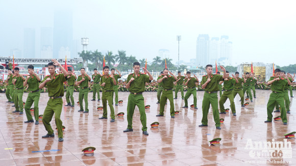 Sở Cảnh sát PCCC Hà Nội: Sôi nổi Hội thi điều lệnh CAND năm 2012 ảnh 6