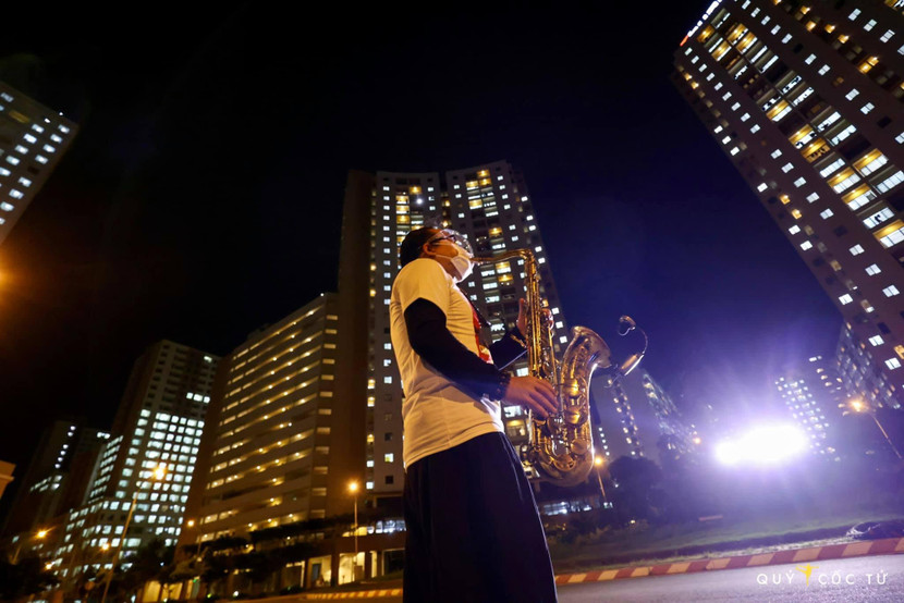 Nghệ sĩ Trần Mạnh Tuấn biểu diễn tại sân bệnh viện dã chiến TP.HCM (Ảnh: FB nhân vật) Nghệ sĩ Trần Mạnh Tuấn biểu diễn tại sân bệnh viện dã chiến TP.HCM (Ảnh: FB nhân vật)