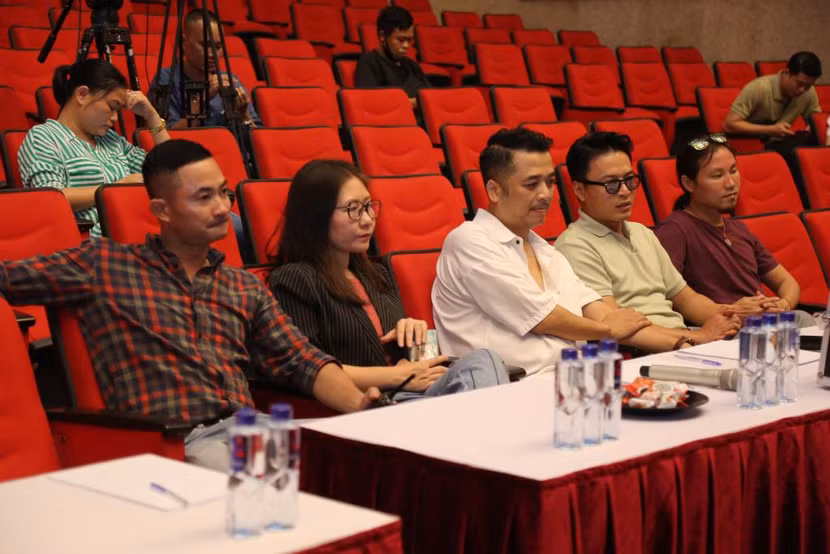 NSƯT Phùng Tiến Minh (áo trắng) trong buổi casting phim "Hoàng tử cá"