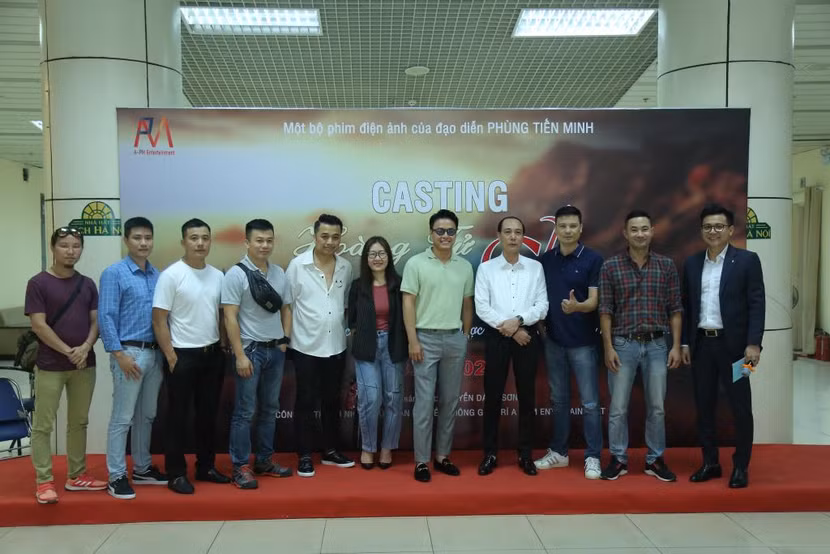 Đạo diễn Phùng Tiến Minh cùng êkip sản xuất phim "Hoàng tử cá" tại buổi casting đầu tiên tìm kiếm diễn viên cho phim