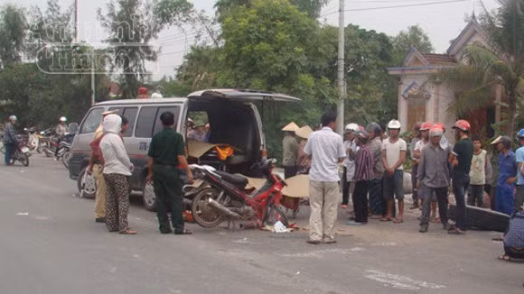 Đang chạy, xe container bất ngờ bị văng bánh khiến hai mẹ con chết thảm ảnh 1