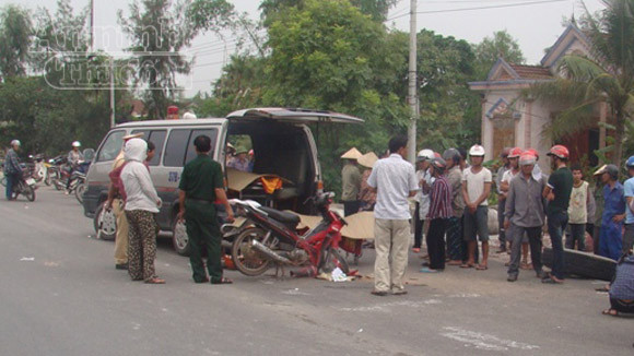 Đang chạy, xe container bất ngờ bị văng bánh khiến hai mẹ con chết thảm ảnh 1
