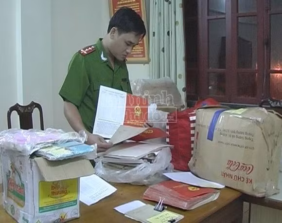 Bắt đối tượng gom gần 3.000 sổ đỏ để lừa đảo chiếm đoạt tài sản ảnh 3