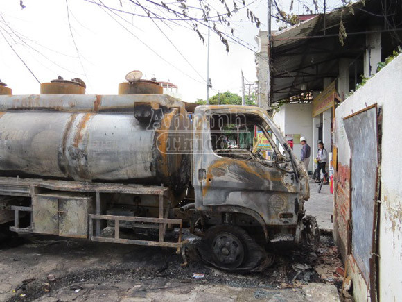 Xe bồn chở xăng cháy rụi khi đang bơm tại cây xăng ảnh 3