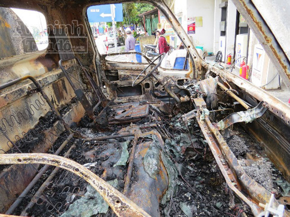 Xe bồn chở xăng cháy rụi khi đang bơm tại cây xăng ảnh 4