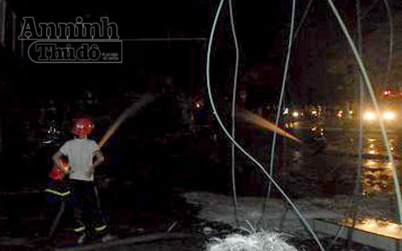 Xe bồn chở xăng cháy rụi khi đang bơm tại cây xăng ảnh 2