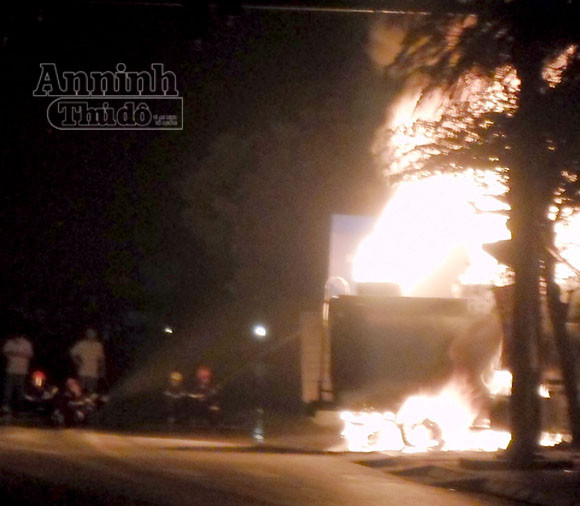 Xe bồn chở xăng cháy rụi khi đang bơm tại cây xăng ảnh 1