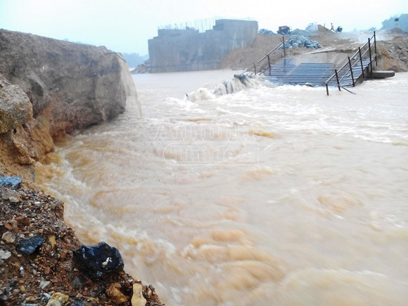 Hà Tĩnh: Mưa lớn làm sập cầu tạm, tỉnh lộ 5 bị chia cắt hoàn toàn ảnh 1