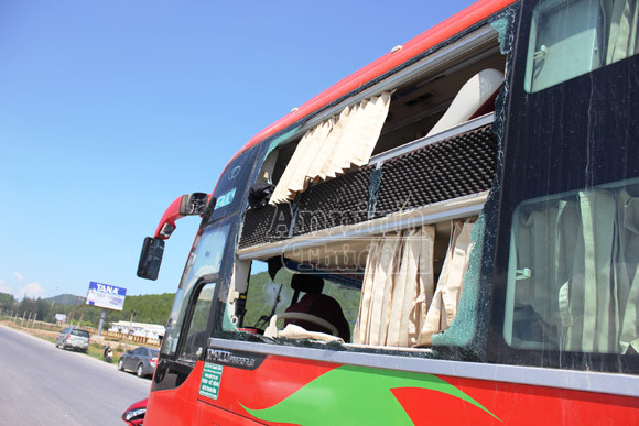 Loa phát nổ trên xe giường nằm, tài xế và phụ xe bị thương nặng ảnh 1