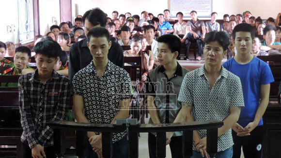 Dùng ô tô truy đuổi nhau, nã đạn như phim hành động ảnh 1