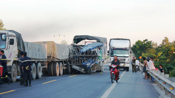 Xe tải đâm đuôi xe đầu kéo, phụ xe tử vong, tài xế nguy kịch ảnh 1