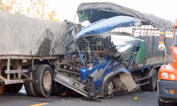 Xe tải đâm đuôi xe đầu kéo, phụ xe tử vong, tài xế nguy kịch ảnh 3