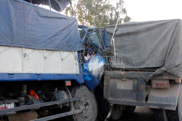 Xe tải đâm đuôi xe đầu kéo, phụ xe tử vong, tài xế nguy kịch ảnh 2