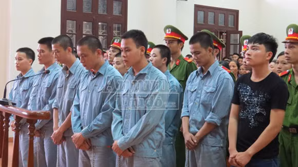 "Đại ca" mang súng "làm cỏ" đối thủ, bố bị chém chết, con nhận án tù ảnh 1