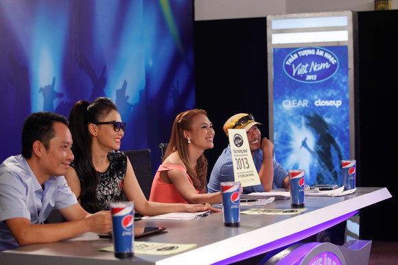 Thu Minh kéo áo Anh Quân, "bóp cổ" Mỹ Tâm ảnh 4