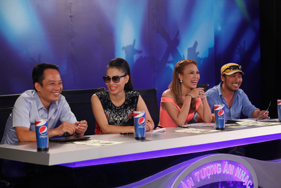 Thu Minh kéo áo Anh Quân, "bóp cổ" Mỹ Tâm ảnh 2