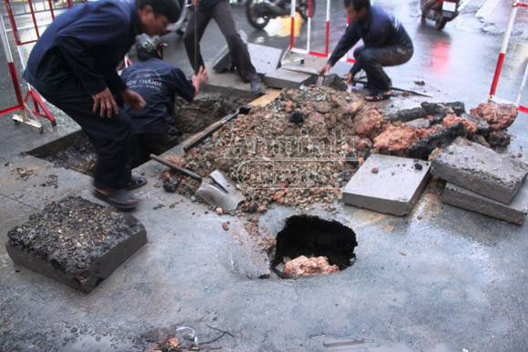 Xuất hiện “hố tử thần” dưới chân cầu Lê Văn Sỹ ảnh 2