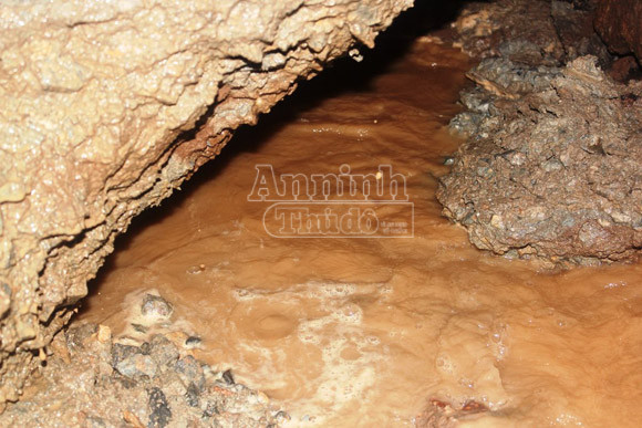 Xuất hiện “hố tử thần” dưới chân cầu Lê Văn Sỹ ảnh 1