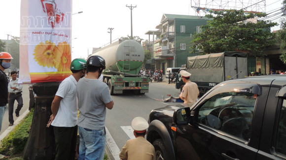 Lao đầu vào xe bồn, nam thanh niên chết thảm ảnh 1