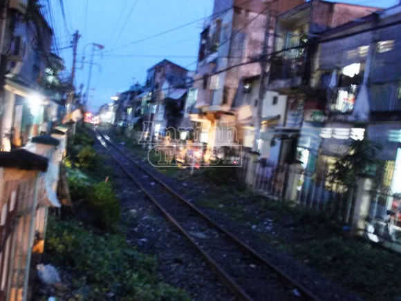 Hy hữu, bé gái 12 tuổi thoát chết khi bị tàu hỏa "húc" bay nhiều mét ảnh 1