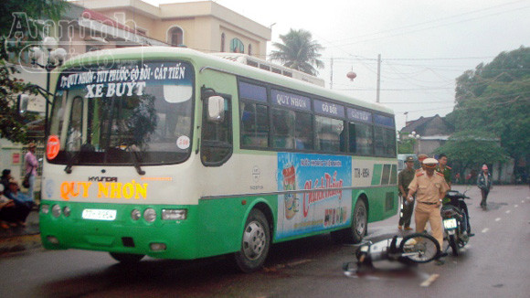 Vượt ẩu, bị xe buýt cán gãy chân ảnh 1