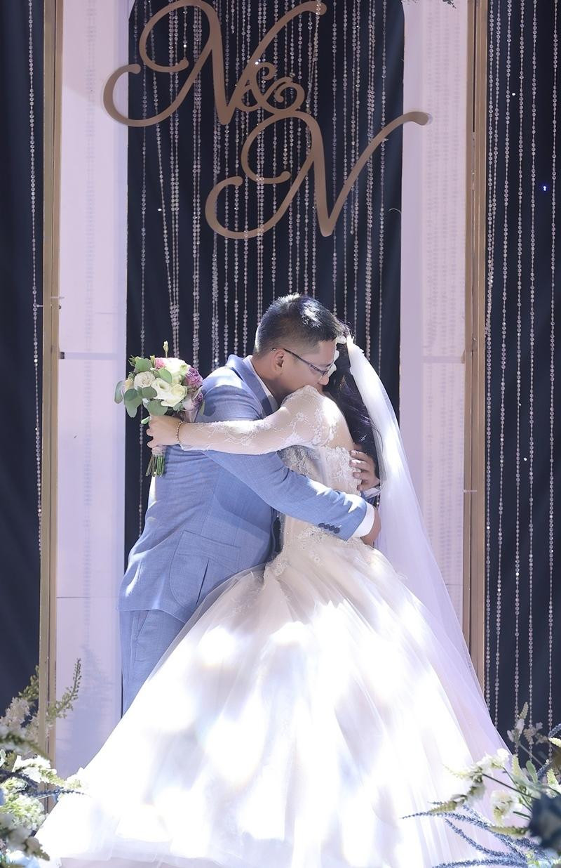 Khoảnh khắc hạnh phúc của Tân Nhàn trong đám cưới với người chồng hiện tại Khoảnh khắc hạnh phúc của Tân Nhàn trong đám cưới với người chồng hiện tại