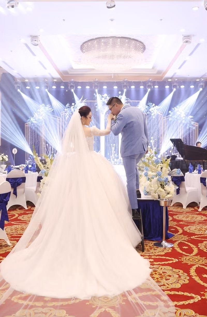 Đám cưới của Tân Nhàn và người chồng thứ 2 vừa diễn ra tại một khách sạn lớn ở Hà Nội Đám cưới của Tân Nhàn và người chồng thứ 2 vừa diễn ra tại một khách sạn lớn ở Hà Nội