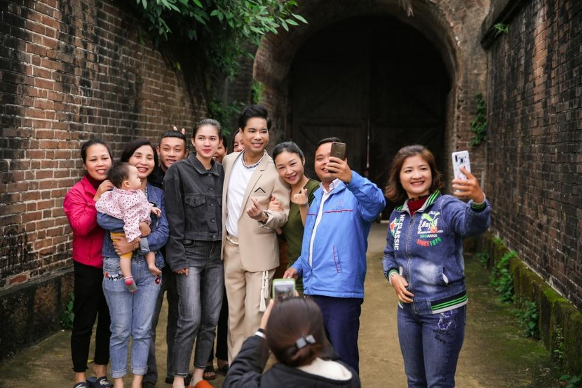 Ngọc Sơn trong vòng vây người hâm mộ khi về Nghệ An quay MV Ngọc Sơn trong vòng vây người hâm mộ khi về Nghệ An quay MV