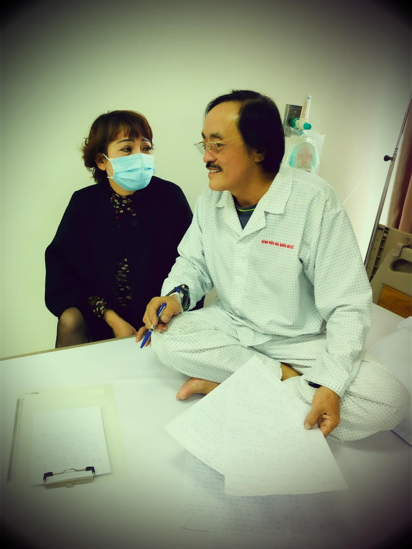 Nghệ sĩ Trà My vào thăm nghệ sĩ Giang Còi trong viện Nghệ sĩ Trà My vào thăm nghệ sĩ Giang Còi trong viện